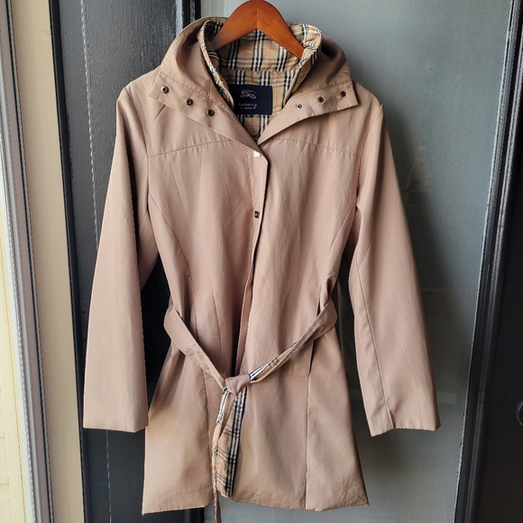 Burberry Jackets & Blazers - Tan Burberry VTG Women's Trench Coat  Size M Zip Buttons Tan Long Sleeve No Hood